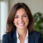 Dra. Carmen López, nutricionista sonriendo amablemente.